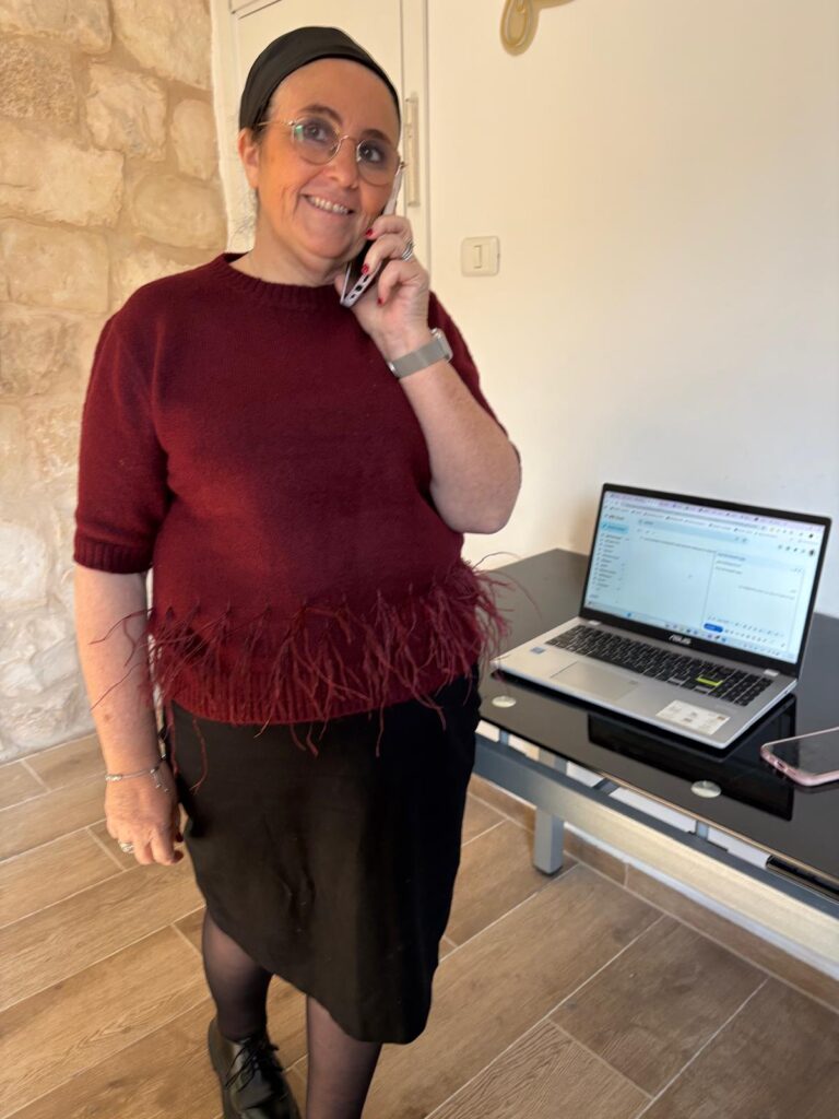 Sonia Allali, fondatrice de VIP Office Management, en ligne avec un client pour un accompagnement administratif personnalisé en Israël.