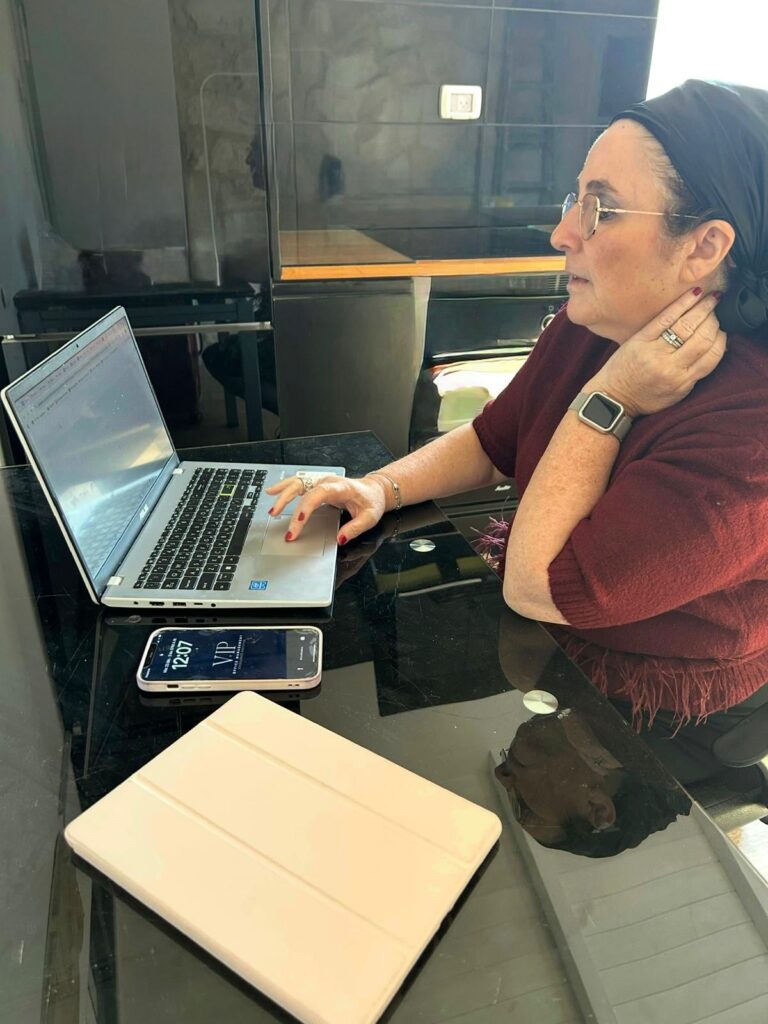 Sonia Allali, fondatrice de VIP Office Management, en pleine gestion administrative de dossiers clients en Israël.